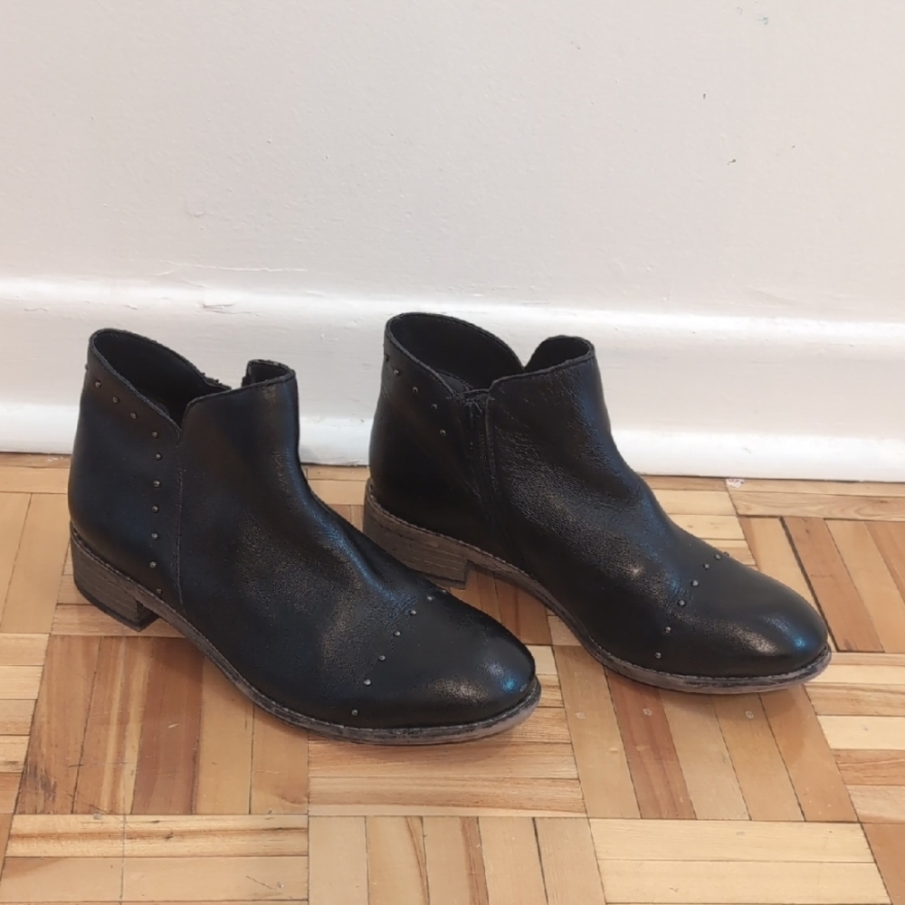 Skechers Studded Leather Ankle Booties Size 6.5